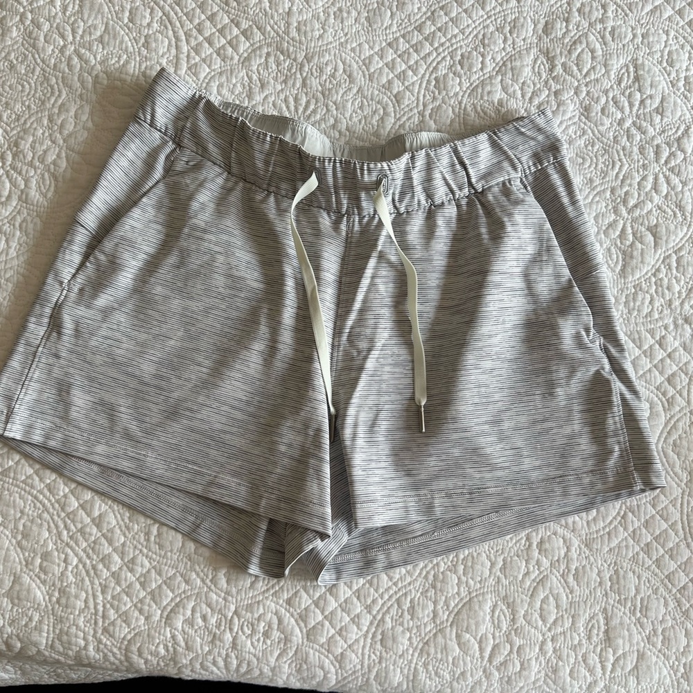 Lululemon On the Fly Short 2.5” Luxtreme We Are From Space Ice Grey Alpine White - Picture 1 of 5